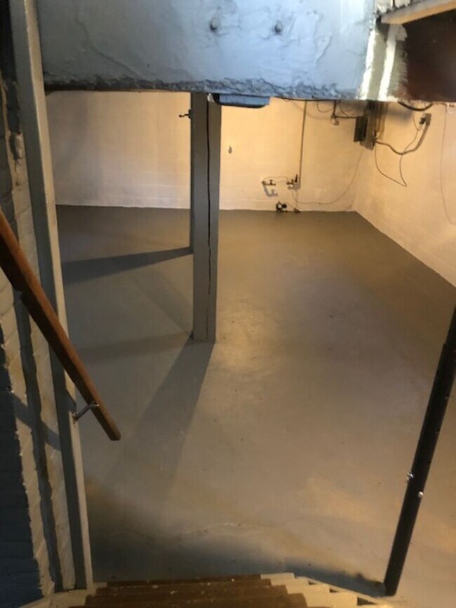 Building Photo - 2 bed Home for Rent with bonus room ....drive by and take a look