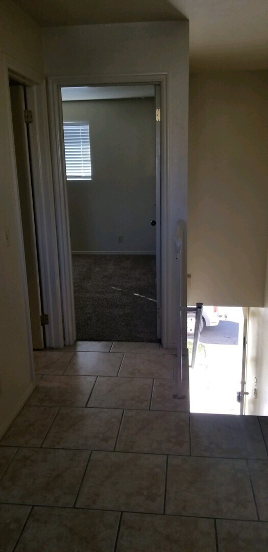Building Photo - Downtown Town Home