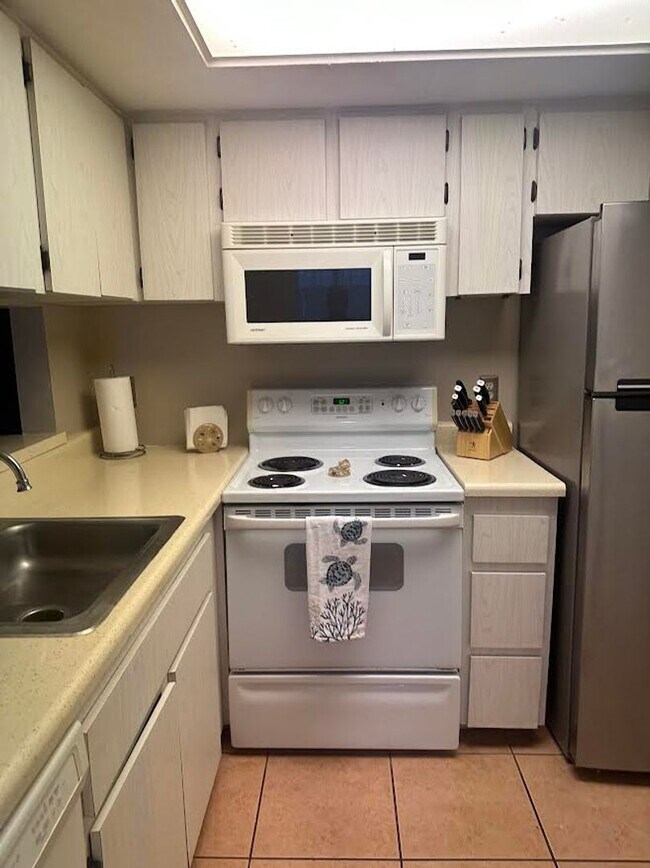 Building Photo - 2 Bedroom Condo with One Car Garage