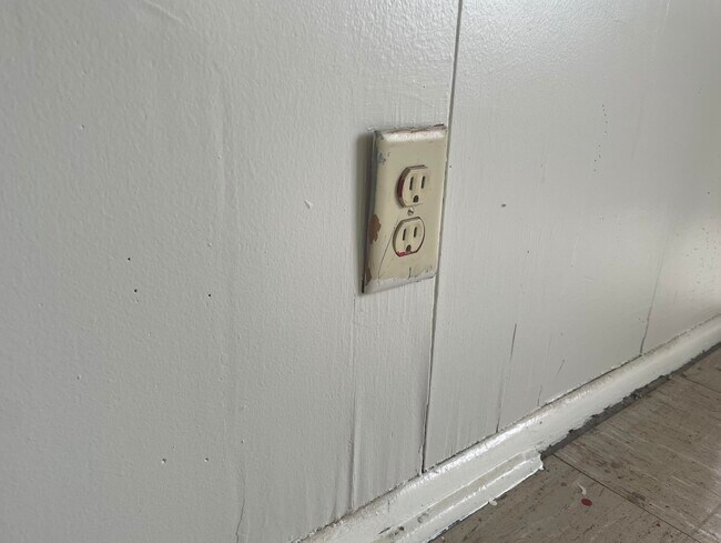 Building Photo - 705 Bustamante St