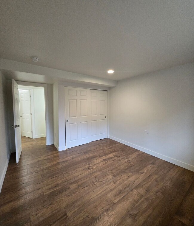 Building Photo - ***PENDING APPLICATION***4 Bedroom, 2 Bath...