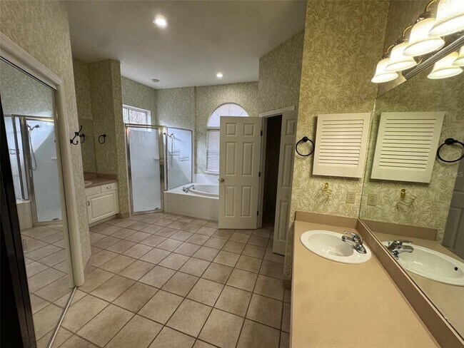 Building Photo - 4404 SW 91st Dr