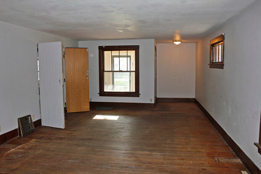 Building Photo - 909 6th Ave