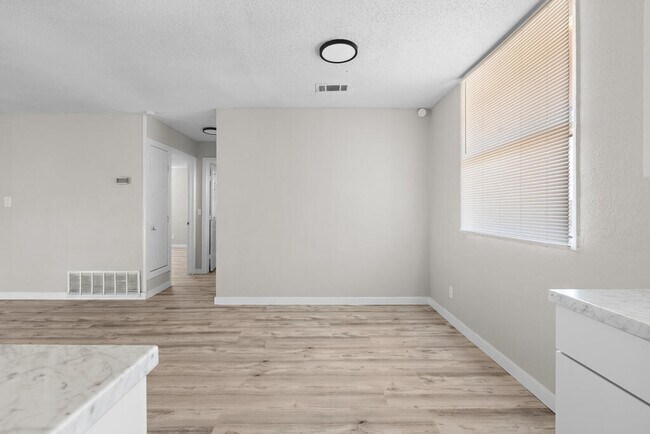 Building Photo - 2105 Butternut Ln