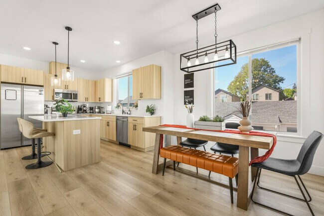 Building Photo - 3309 NE 42nd Pl