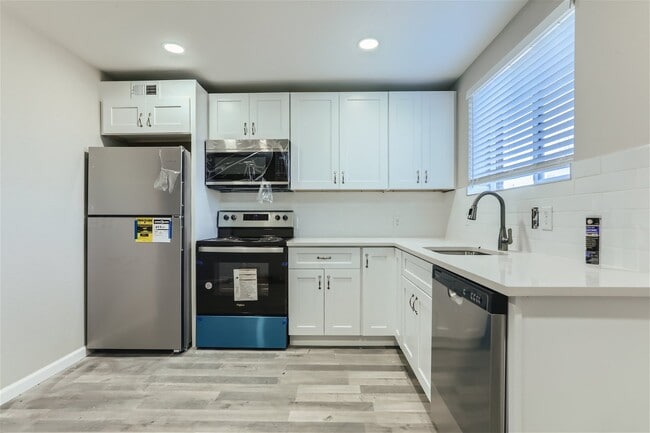 Building Photo - 2545 Kenton St