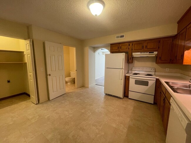 Building Photo - Beautiful 2-Bedroom Townhome in a Prime Lo...