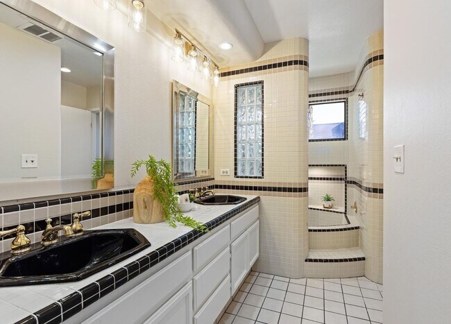 Building Photo - Updated Townhome in Sought After Walnut Cr...