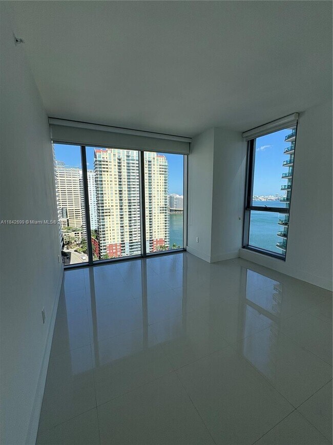 Building Photo - 1300 Brickell Bay Dr