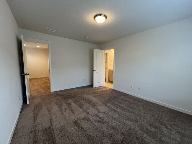 Building Photo - Gorgeous 3BR Home with Open Main Level & Large Primary Suite