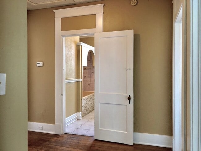 Building Photo - ROMANTIC DETAILS & a Cottage Feel! 3 Bedro...