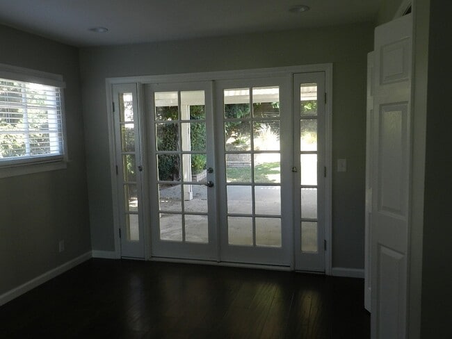 Building Photo - WONDERFUL SINGLE STORY HOUSE WITH LARGE YARD, GREAT LOCATION!