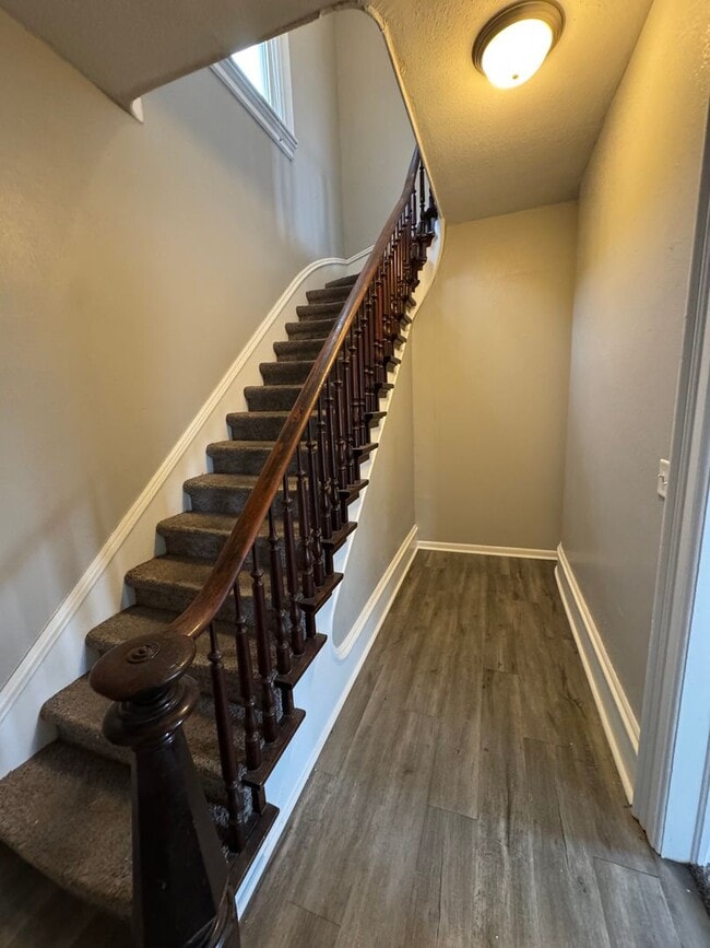 Building Photo - 5 bedroom 2 bath house in Moline