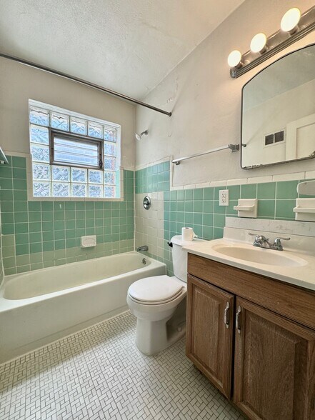 Building Photo - 420 S Hanley Rd