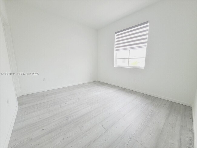 Building Photo - 541 NE 4th Ln