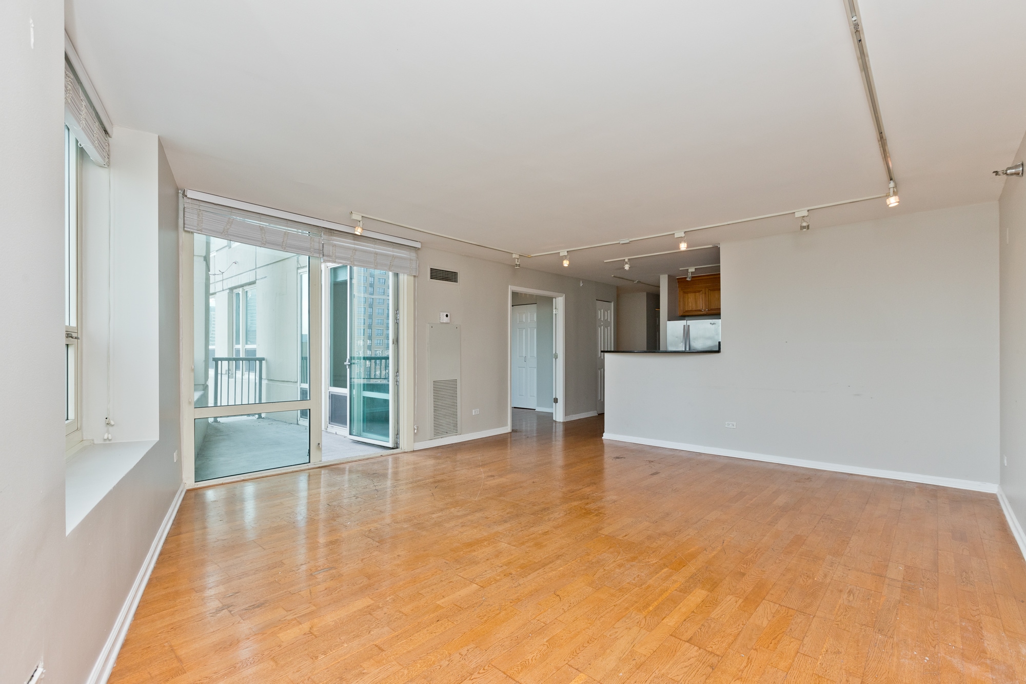 Building Photo - 345 N La Salle Dr