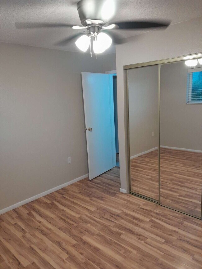 Building Photo - Immediate availability for a 2bd/1ba condo...