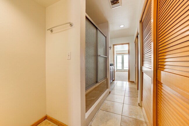 Building Photo - 2 Bed 2.5 Bath Right off Cherry Street!!