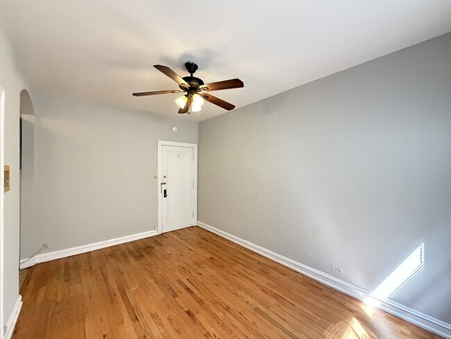 Building Photo - 2827 N Burling St