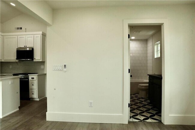 Building Photo - 858 NW B St