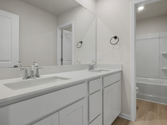 Building Photo - Modern 5BR Home with Quartz Kitchen & Open...