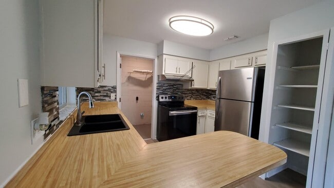 Building Photo - Charming 4-Bed, 2-Bath Home with Pool in Seffner, FL 33584