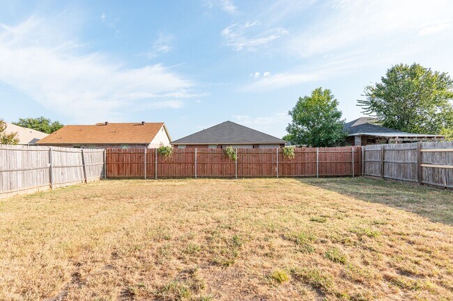 Building Photo - Spacious Three Bedroom Home!!