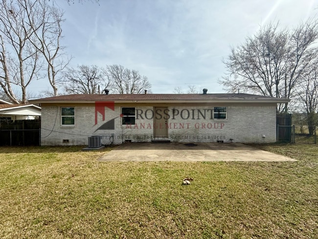 Building Photo - Beautiful 3 Bedroom 1.5 Bathroom House!