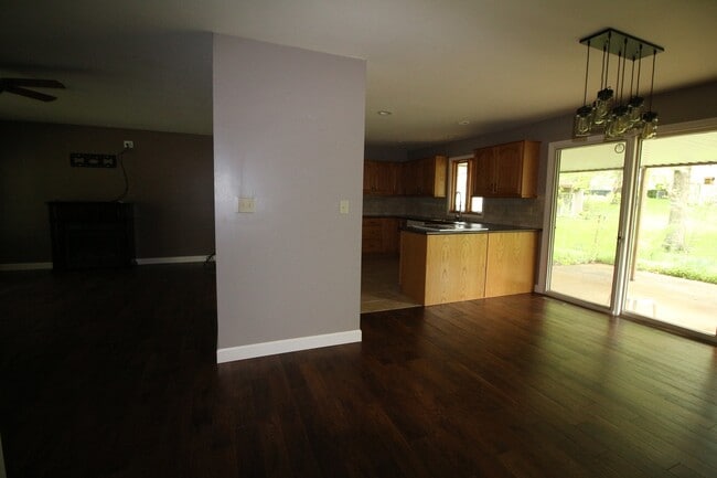 Building Photo - 133 Youngridge Dr