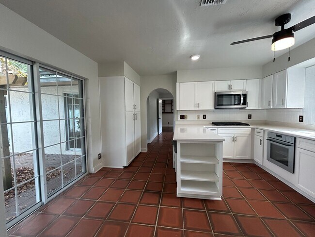 Building Photo - STUNNING 4BR/2BA Home with PRIVATE POOL & ...