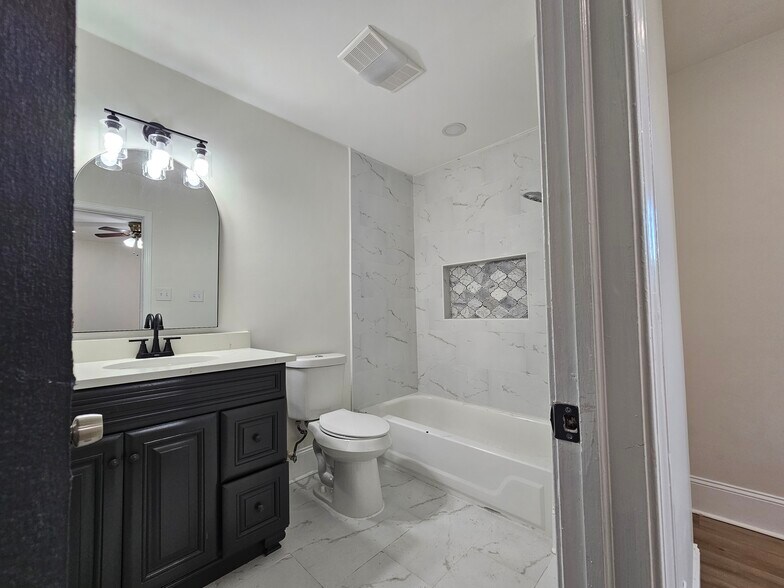 Building Photo - 4833 Zenith St