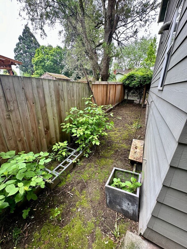 Building Photo - Beautiful Newer Built House in NE Portland