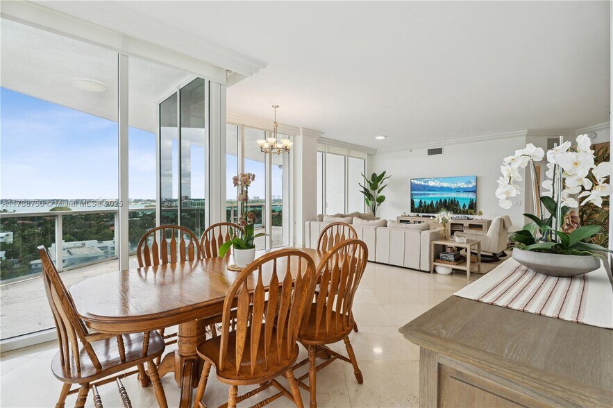 Primary Photo - 10225 Collins Ave
