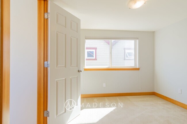 Building Photo - Modern Ballard Townhome | 2 Primary Suites + Office | Garage | Walk to Market ST!