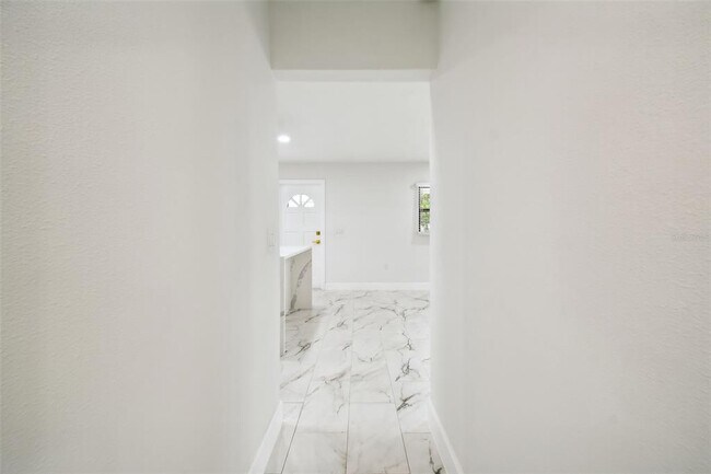 Building Photo - 4910 N Darby Ave