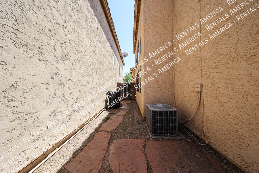 Building Photo - 10060 E Capri Ave