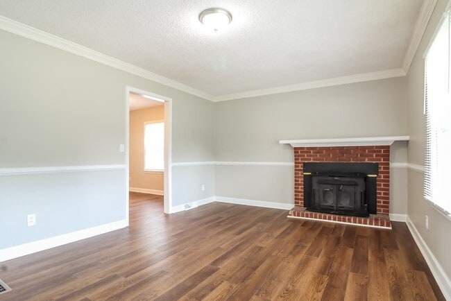 Building Photo - 305 Maple Dr
