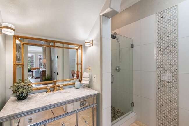 Building Photo - Luxury Rental Available