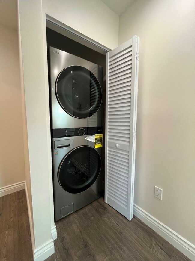 Building Photo - AVAILABLE NOW! 1+1 w/all appliances + private laundry! (21103 Mayall)