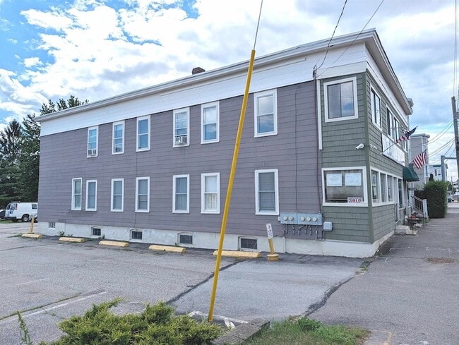 Building Photo - 685 Massabesic St