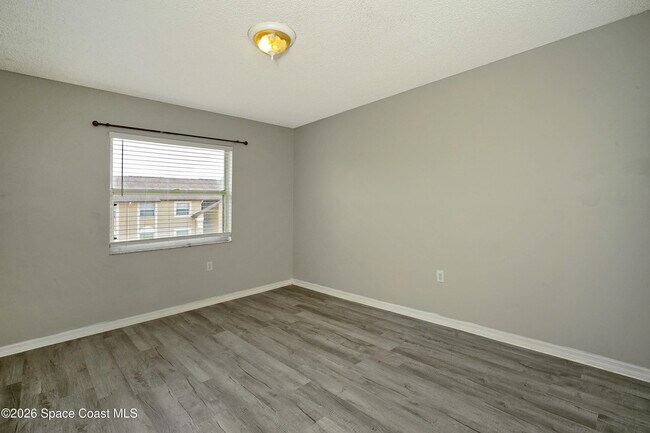 Building Photo - 240 Spring Dr