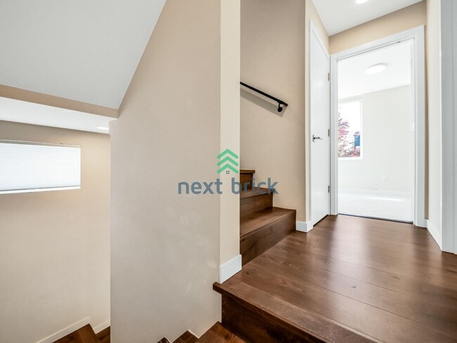 Building Photo - 2 Bed 2 Bath Spacious Townhome