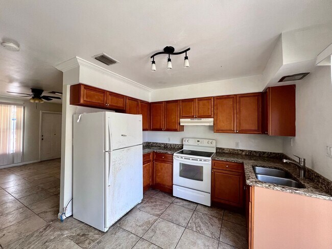 Building Photo - 2 bedroom 1 bath duplex in the heart of Na...