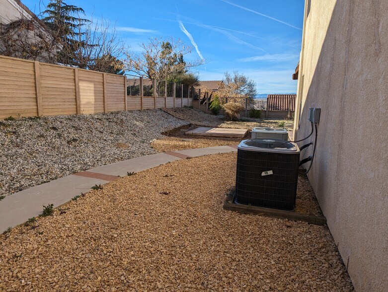Building Photo - 42057 Parkmont Dr