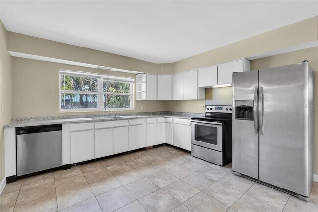 Building Photo - 333 72nd Ave