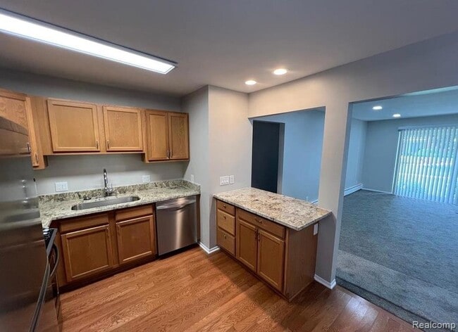 Building Photo - 2445 Torquay Ave