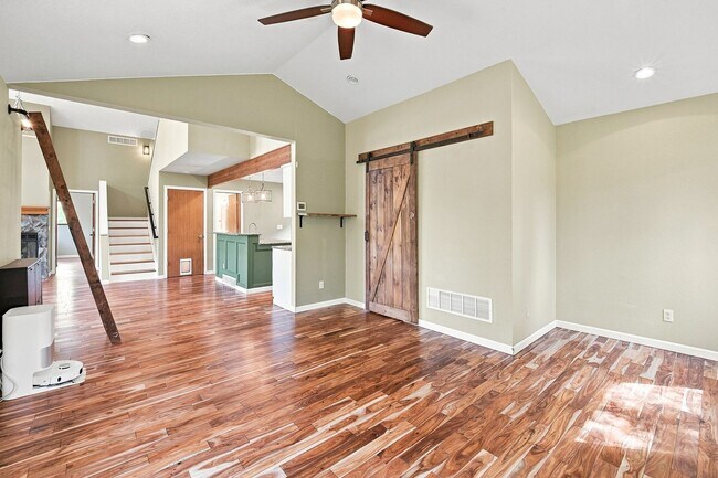 Building Photo - Beautiful mountain home