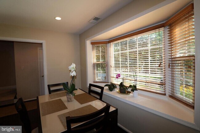 Building Photo - 748 Azalea Dr