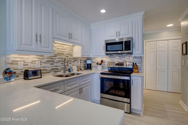 Building Photo - 3946 Island Dr