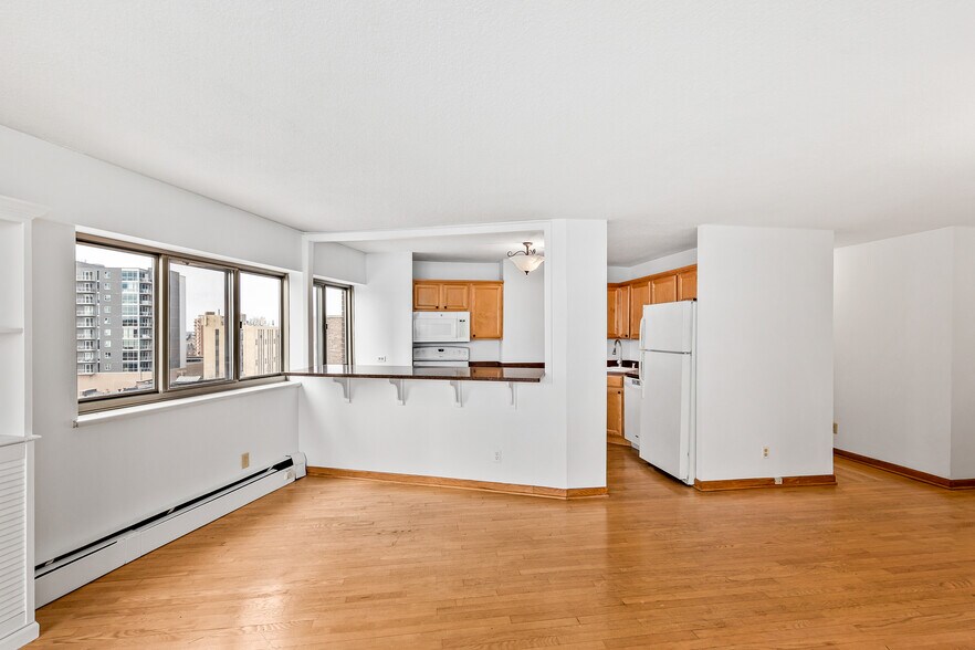 Building Photo - 1919 N Summit Ave